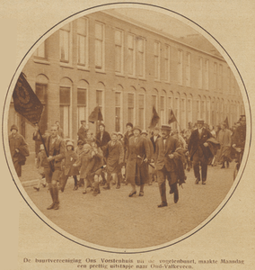 871397 Afbeelding van leden van de buurtvereniging 'Ons Vorstenhuis' uit de Vogelenbuurt te Utrecht, die een uitstapje ...